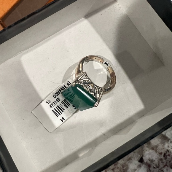 NWT simulated emerald ring - Picture 3 of 5